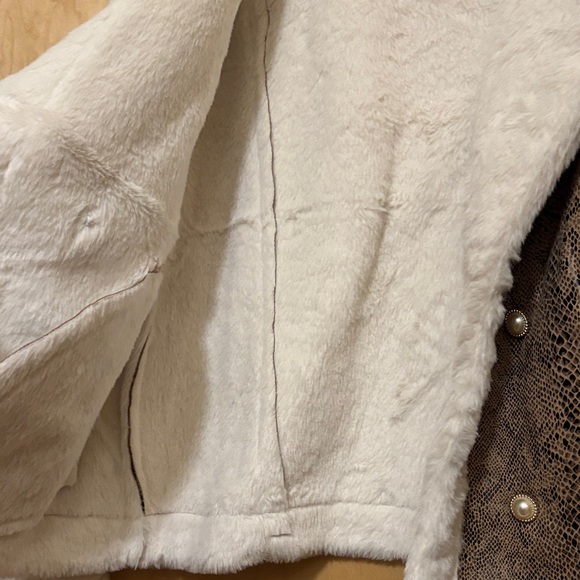 Elegant Faux Fur Trimmed Teddy Jacket - Picture 3 of 7